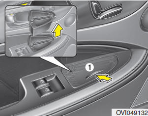 Use the rear ashtray after spreading the cover (1).